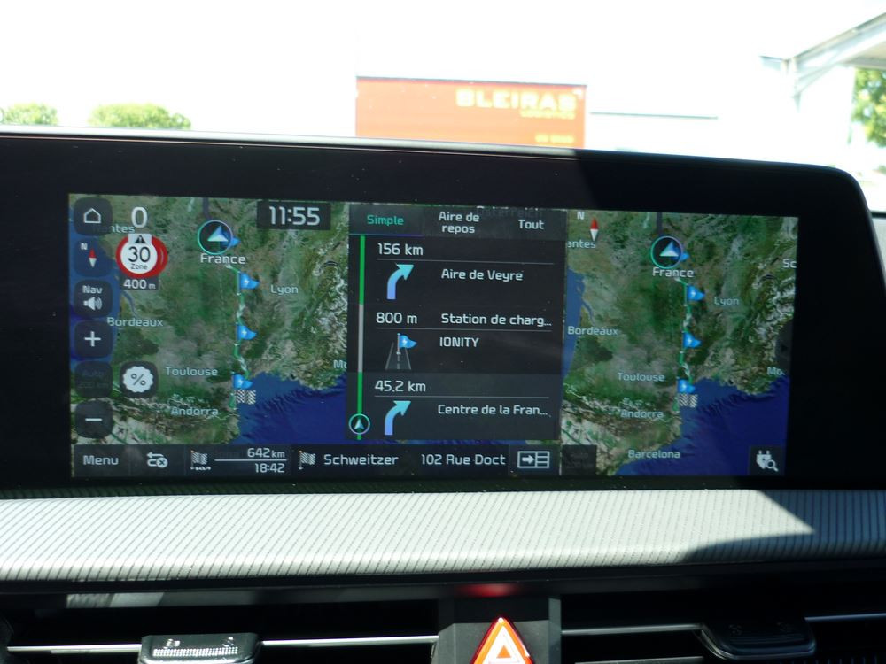 La recharge électrique rapide sur autoroute rend les trajets aussi rapides qu'en voiture thermique