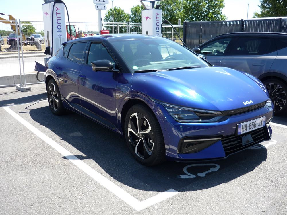 La recharge électrique rapide sur autoroute rend les trajets aussi rapides qu'en voiture thermique