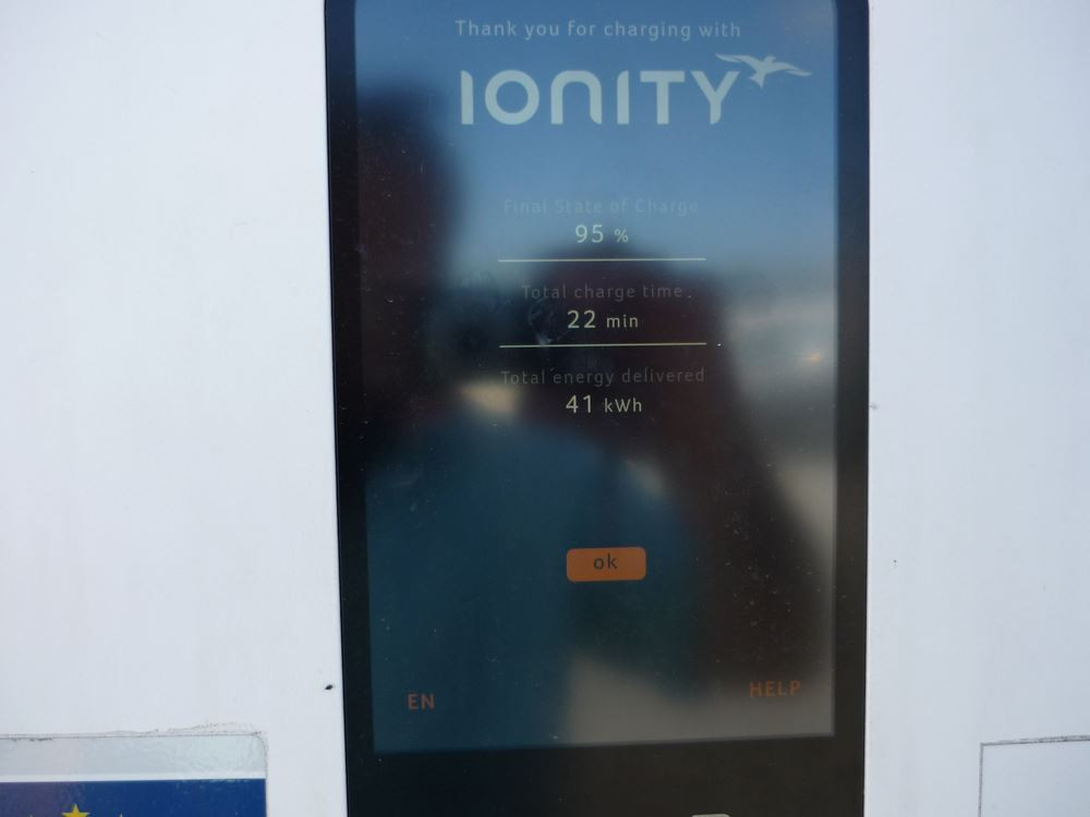 La recharge électrique rapide sur autoroute rend les trajets aussi rapides qu'en voiture thermique
