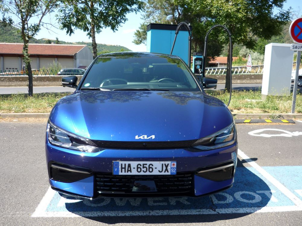 La recharge électrique rapide sur autoroute rend les trajets aussi rapides qu'en voiture thermique