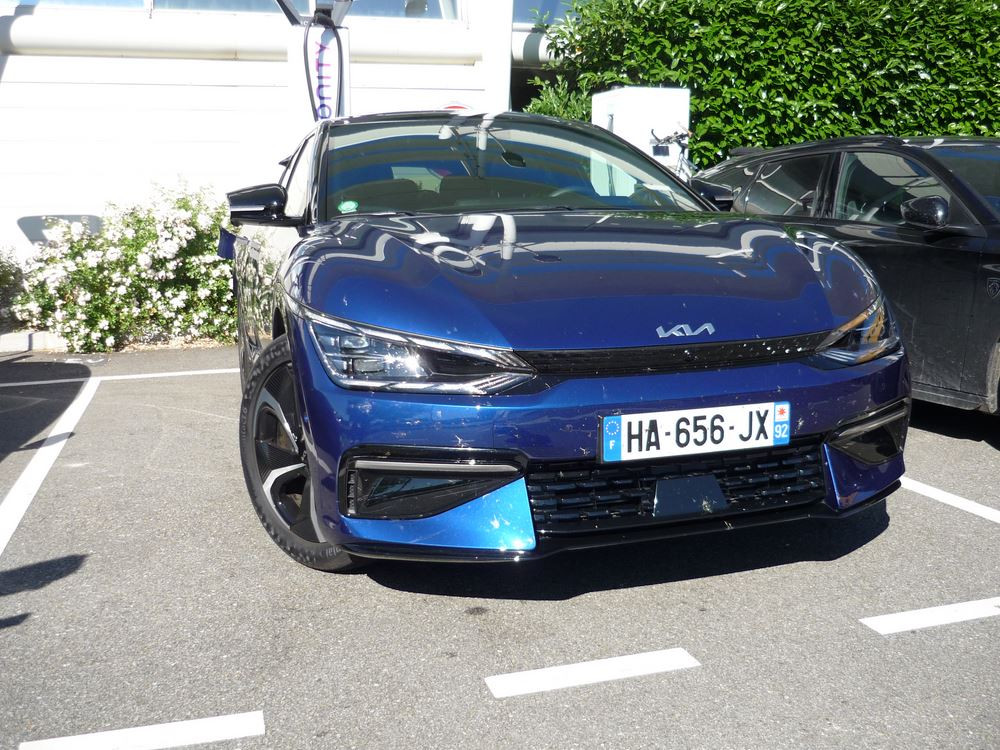 La recharge électrique rapide sur autoroute rend les trajets aussi rapides qu'en voiture thermique
