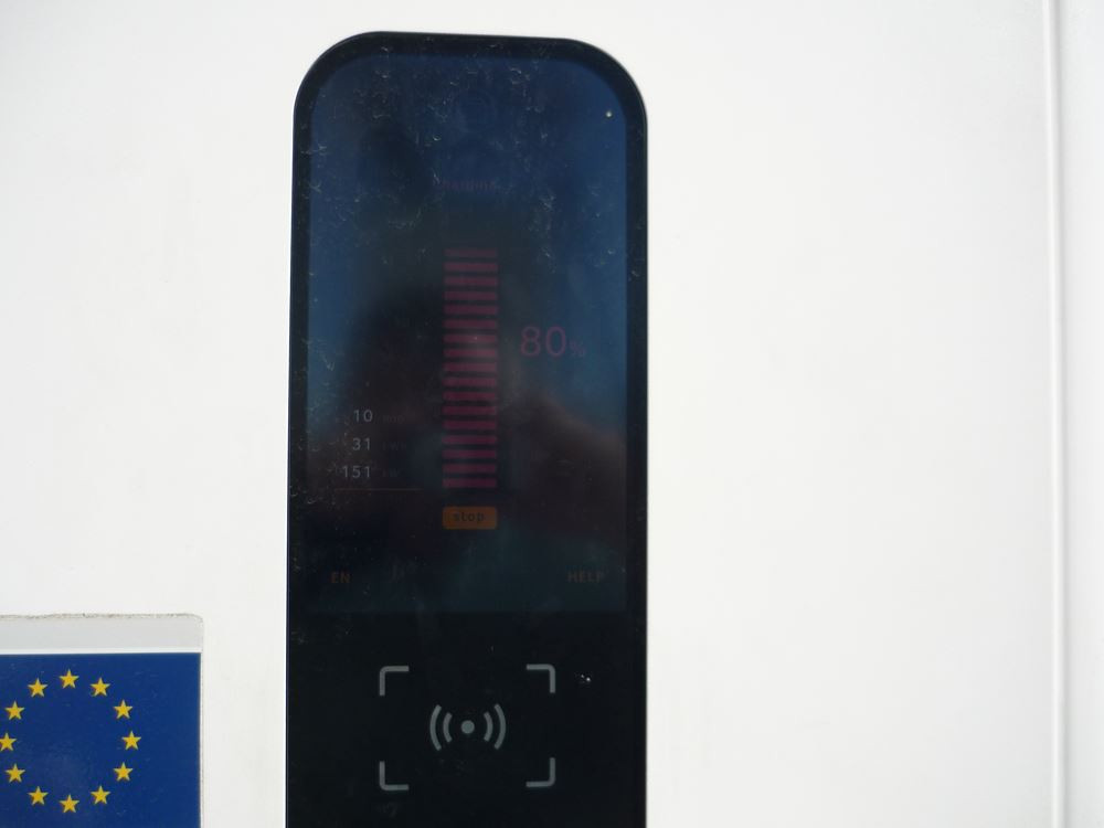 La recharge électrique rapide sur autoroute rend les trajets aussi rapides qu'en voiture thermique