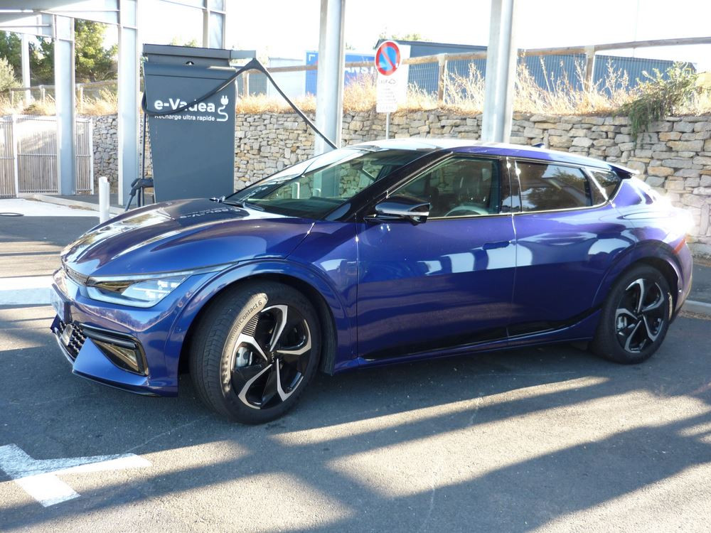 La recharge électrique rapide sur autoroute rend les trajets aussi rapides qu'en voiture thermique