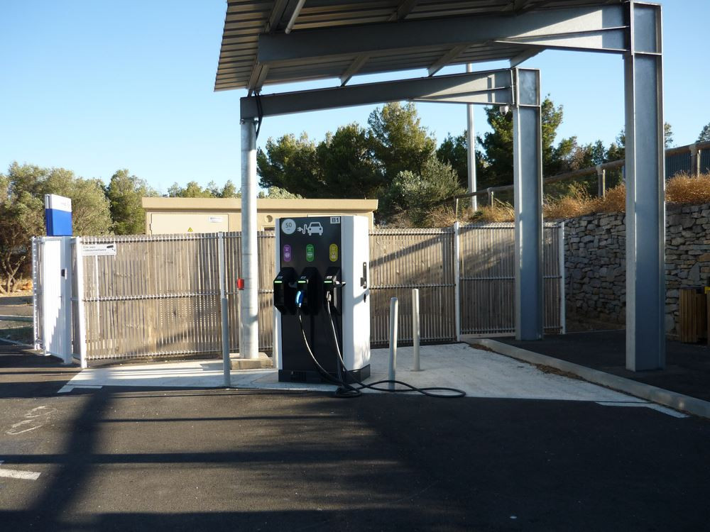 La recharge électrique rapide sur autoroute rend les trajets aussi rapides qu'en voiture thermique