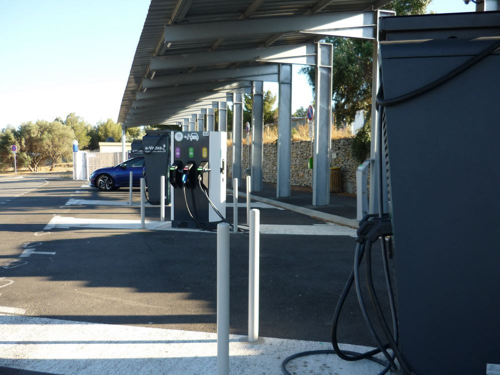 La recharge électrique rapide sur autoroute rend les trajets aussi rapides qu'en voiture thermique