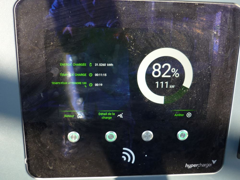 La recharge électrique rapide sur autoroute rend les trajets aussi rapides qu'en voiture thermique