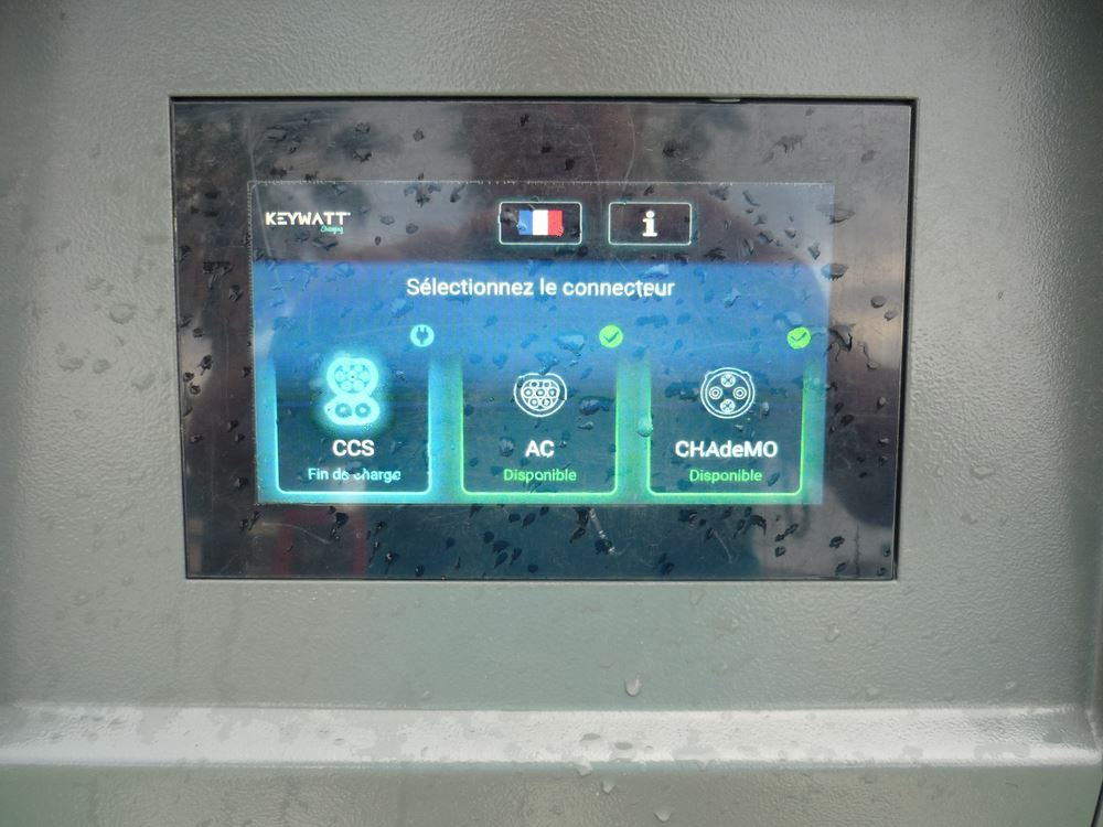 La recharge électrique rapide sur autoroute rend les trajets aussi rapides qu'en voiture thermique