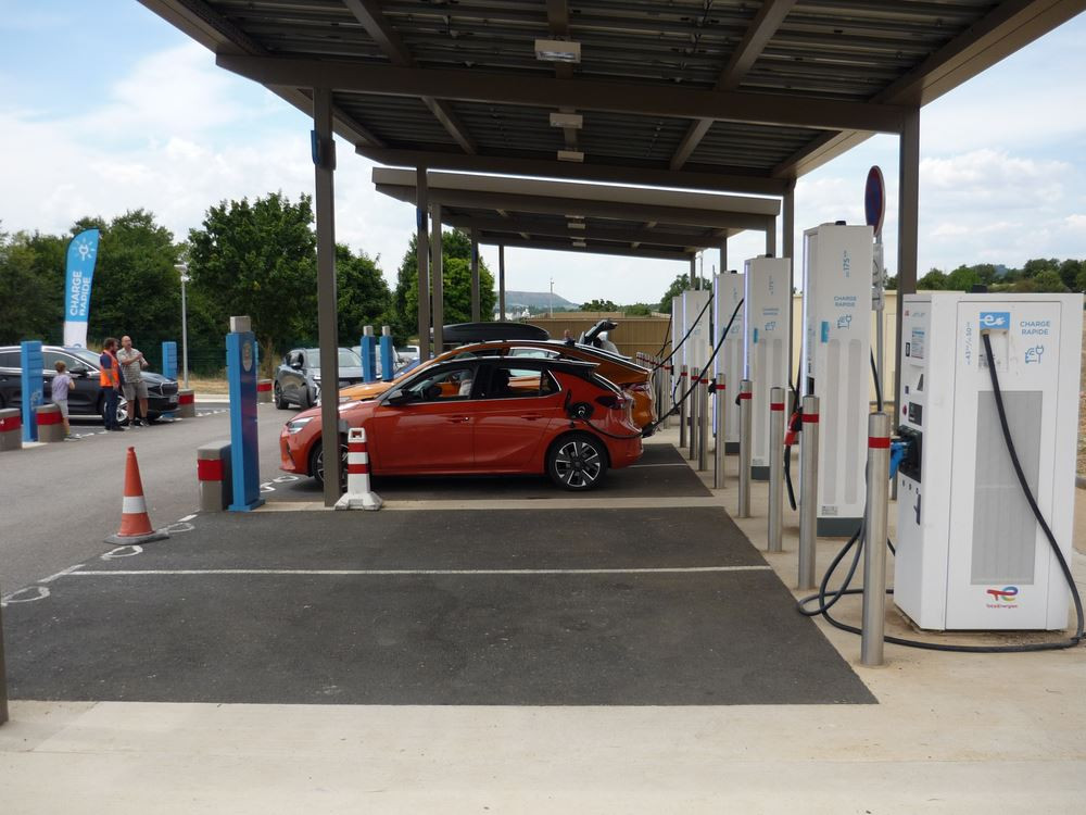 L'utilisation d'un planificateur d'itinéraire et d'une application de recharge pour détecter les anomalies de guidage