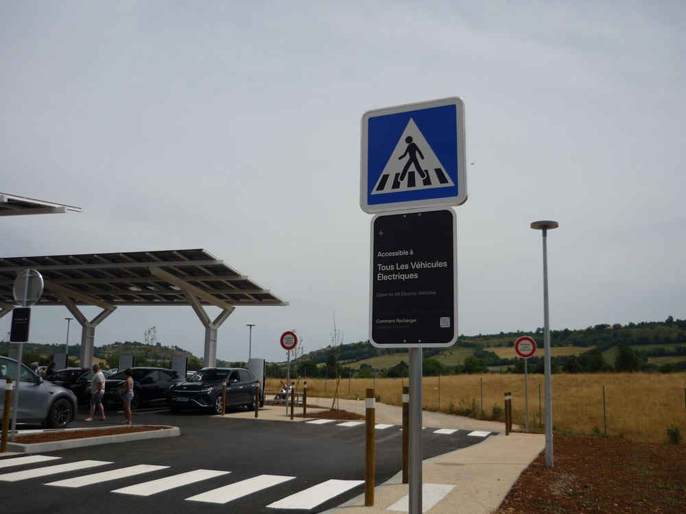 L'utilisation d'un planificateur d'itinéraire et d'une application de recharge pour détecter les anomalies de guidage