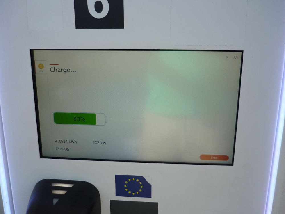 L'utilisation d'un planificateur d'itinéraire et d'une application de recharge pour détecter les anomalies de guidage