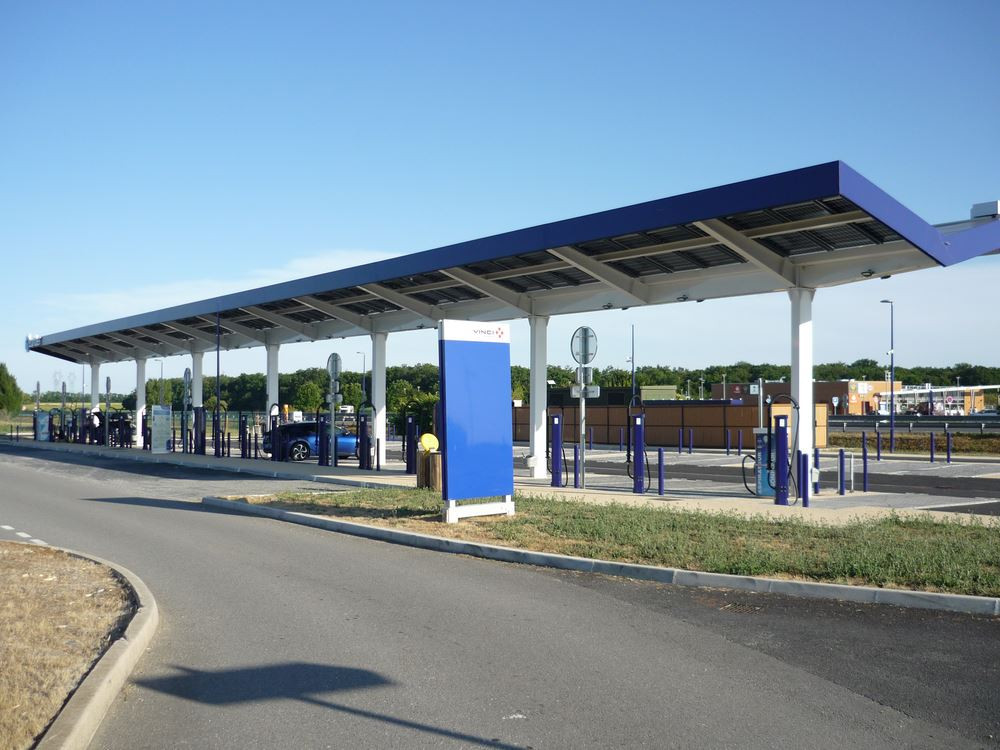 L'utilisation d'un planificateur d'itinéraire et d'une application de recharge pour détecter les anomalies de guidage