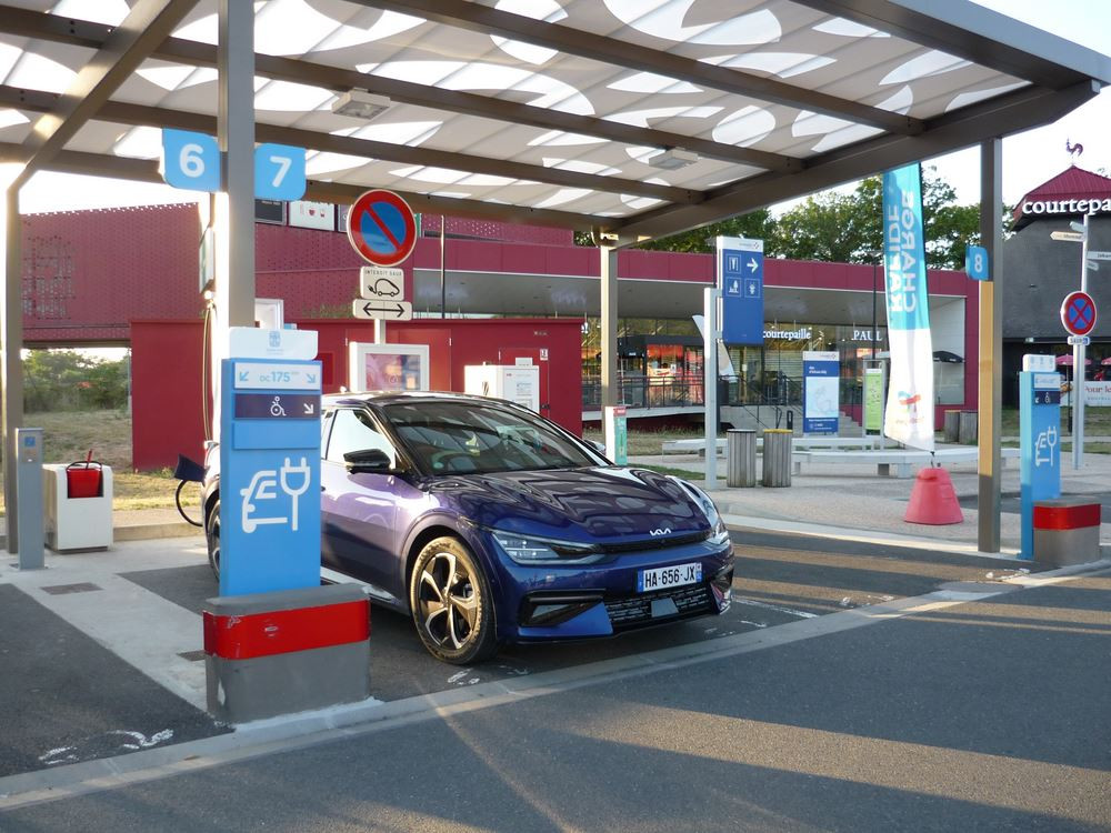 L'utilisation d'un planificateur d'itinéraire et d'une application de recharge pour détecter les anomalies de guidage