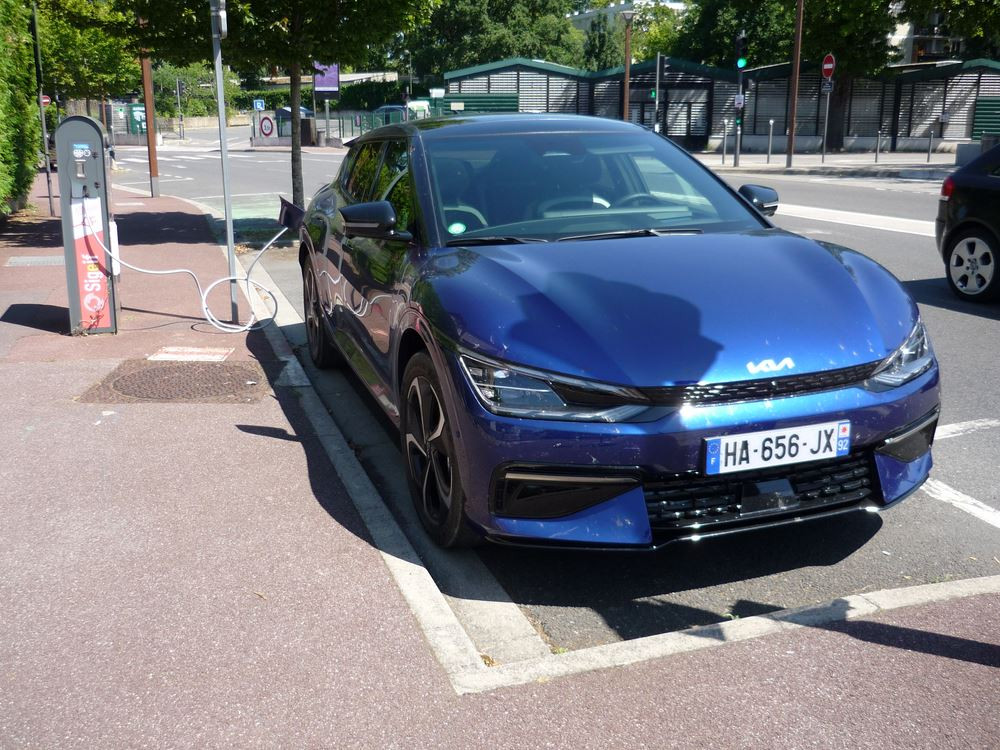 L'utilisation d'un planificateur d'itinéraire et d'une application de recharge pour détecter les anomalies de guidage