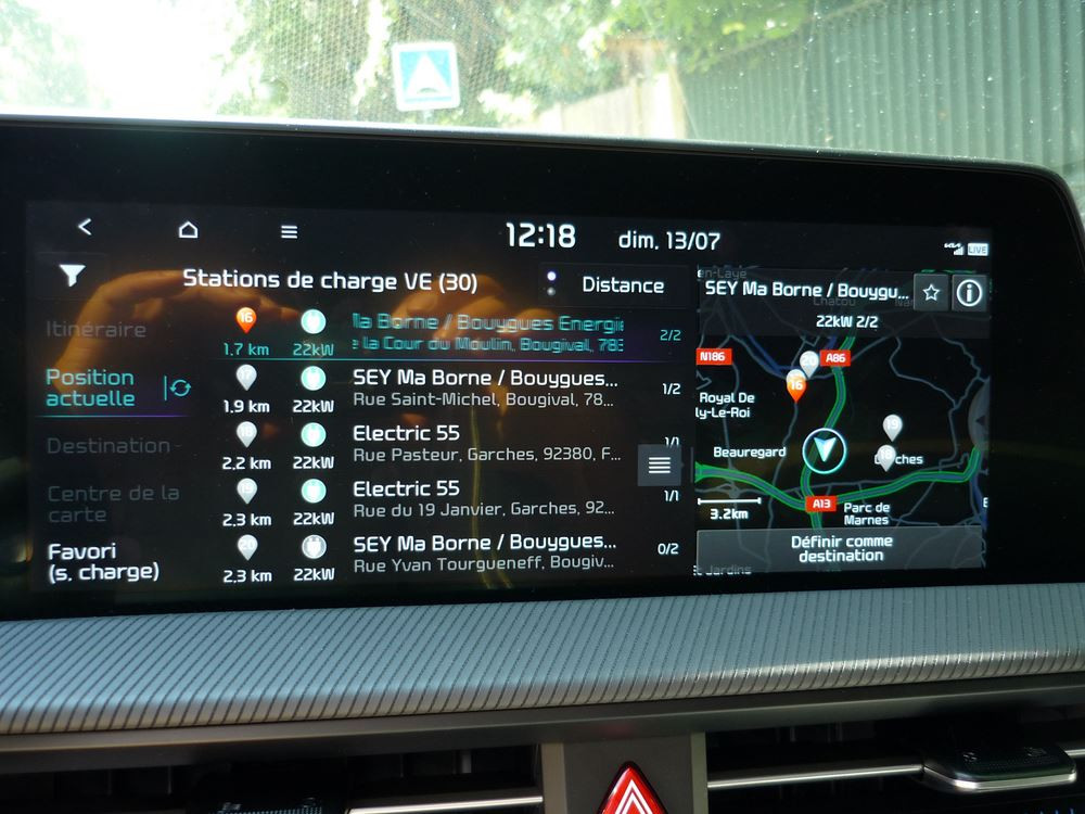 L'utilisation d'un planificateur d'itinéraire et d'une application de recharge pour détecter les anomalies de guidage