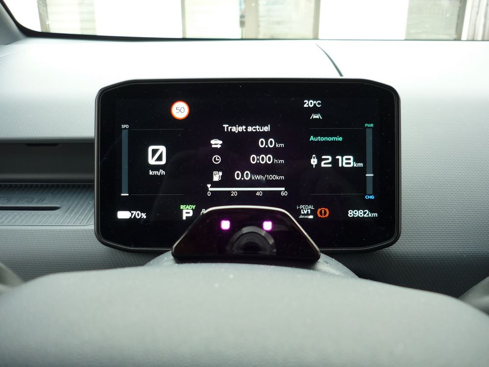 Voiture électrique: la puissance de recharge de la batterie simplifie les longs trajets