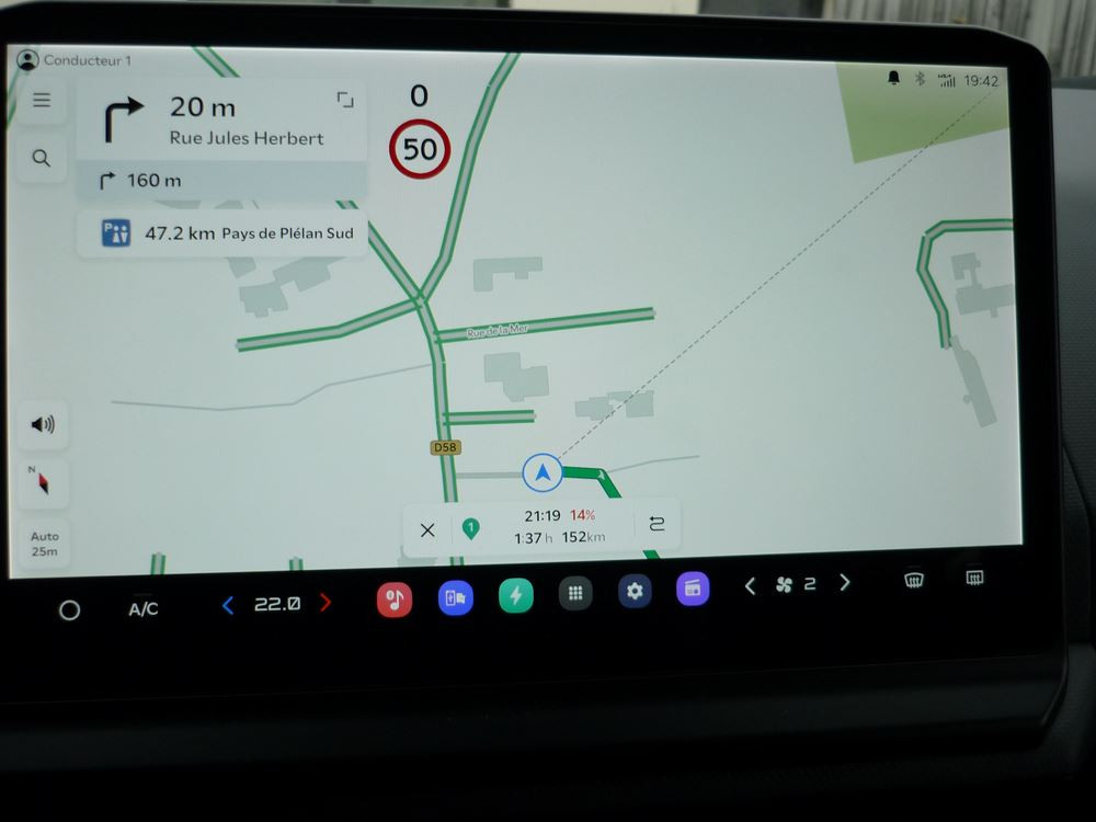 Voiture électrique: la puissance de recharge de la batterie simplifie les longs trajets