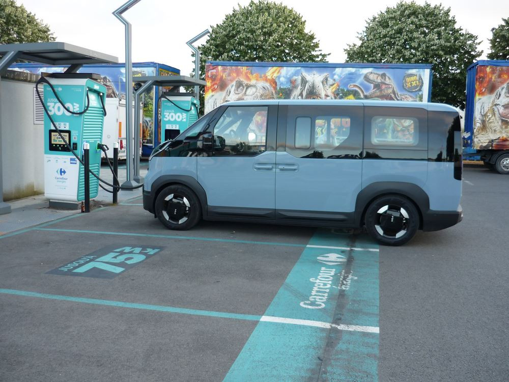 Voiture électrique: la puissance de recharge de la batterie simplifie les longs trajets