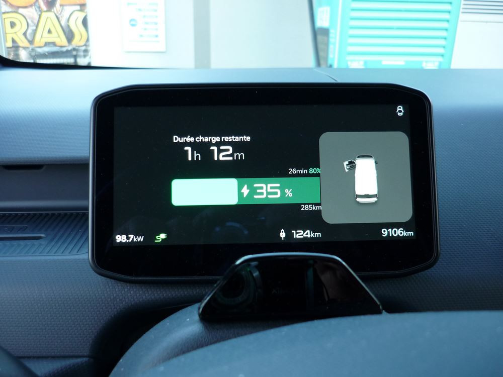 Voiture électrique: la puissance de recharge de la batterie simplifie les longs trajets