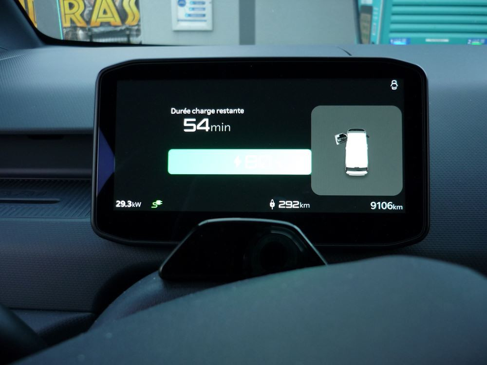 Voiture électrique: la puissance de recharge de la batterie simplifie les longs trajets