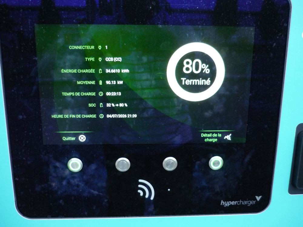Voiture électrique: la puissance de recharge de la batterie simplifie les longs trajets