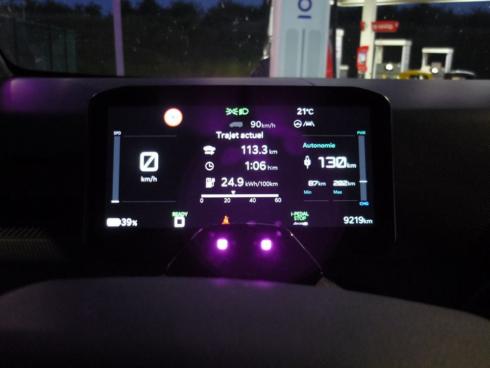Voiture électrique: la puissance de recharge de la batterie simplifie les longs trajets