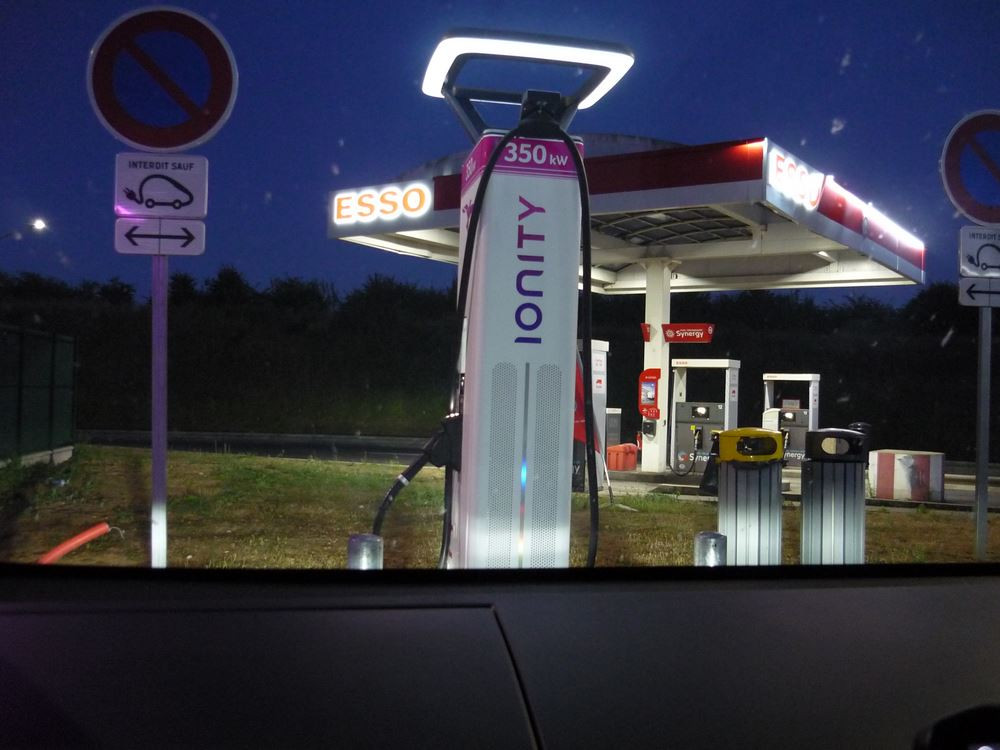 Voiture électrique: la puissance de recharge de la batterie simplifie les longs trajets