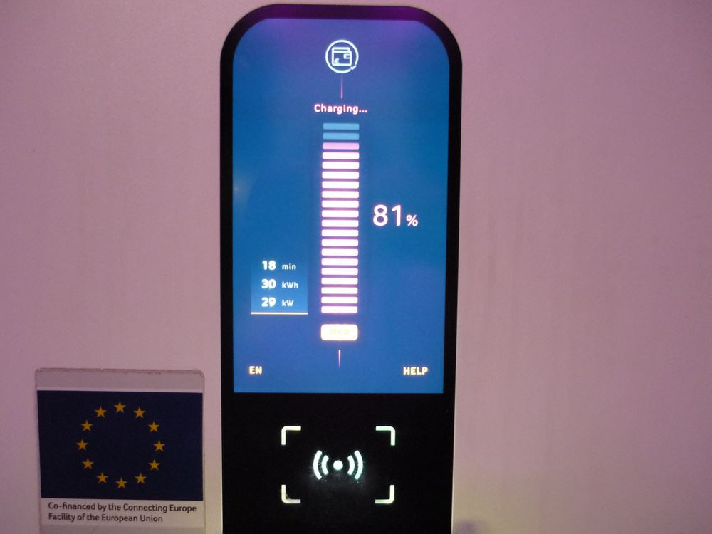Voiture électrique: la puissance de recharge de la batterie simplifie les longs trajets