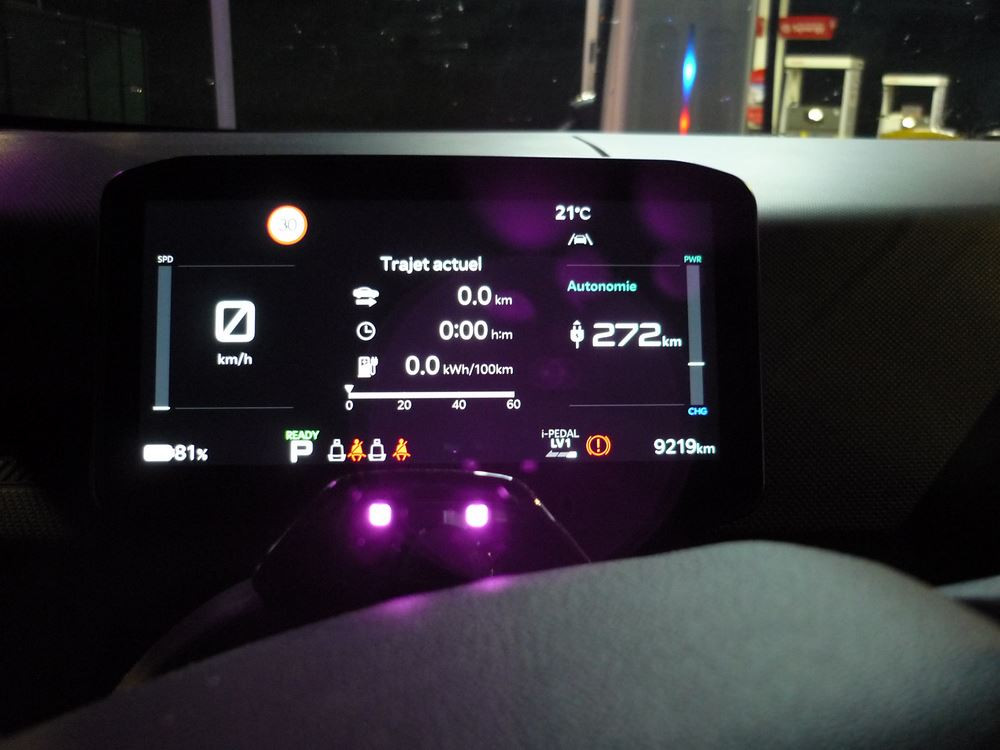 Voiture électrique: la puissance de recharge de la batterie simplifie les longs trajets