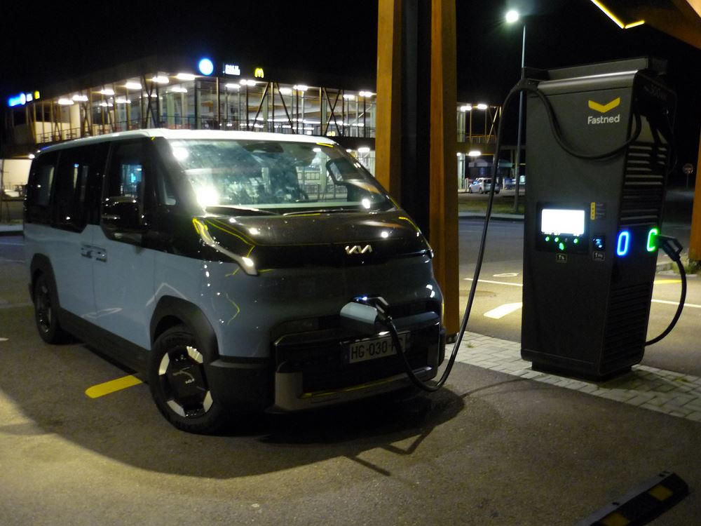 Voiture électrique: la puissance de recharge de la batterie simplifie les longs trajets