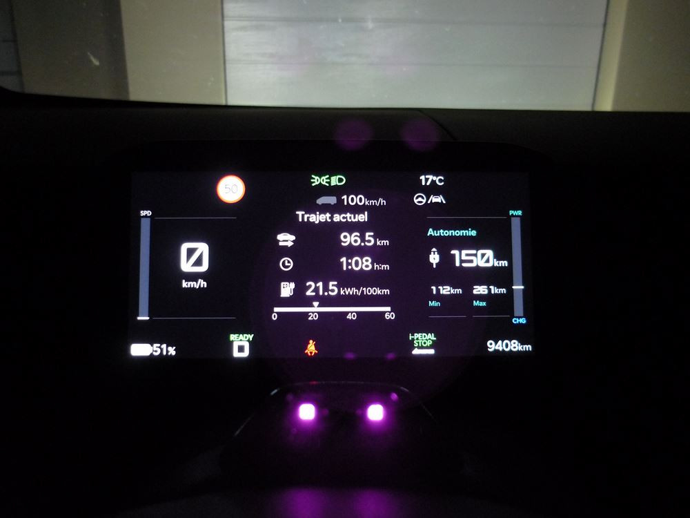 Voiture électrique: la puissance de recharge de la batterie simplifie les longs trajets