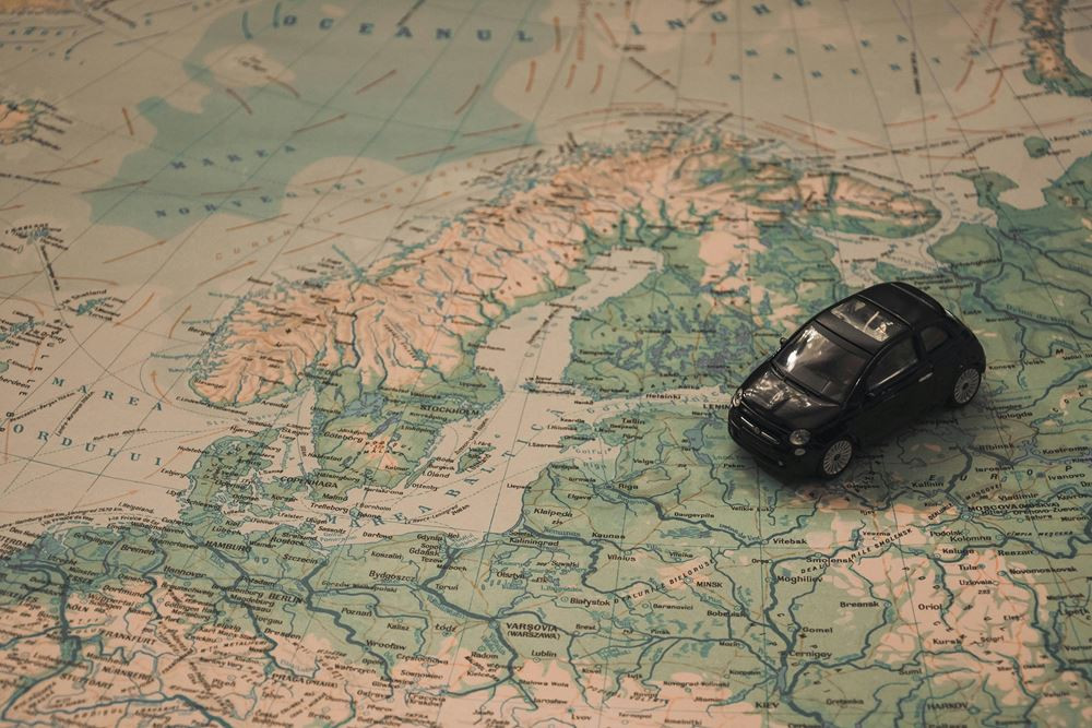 Les équipements et règles à ne pas oublier pour des vacances en voiture à travers l'Europe