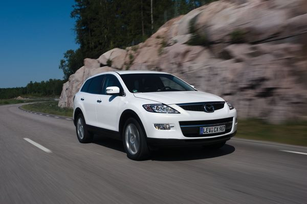 Mazda présente son SUV haut de gamme le CX-9 au salon automobile de Moscou