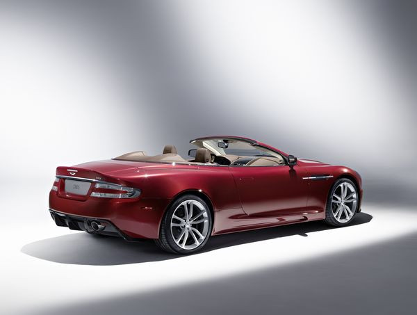 Aston Martin présente la DBS Volante à Genève