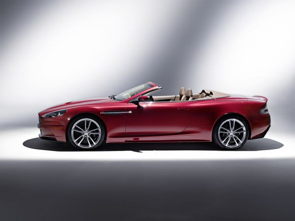 Aston Martin présente la DBS Volante à Genève