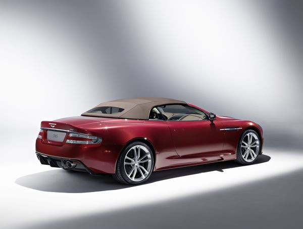 Aston Martin présente la DBS Volante à Genève