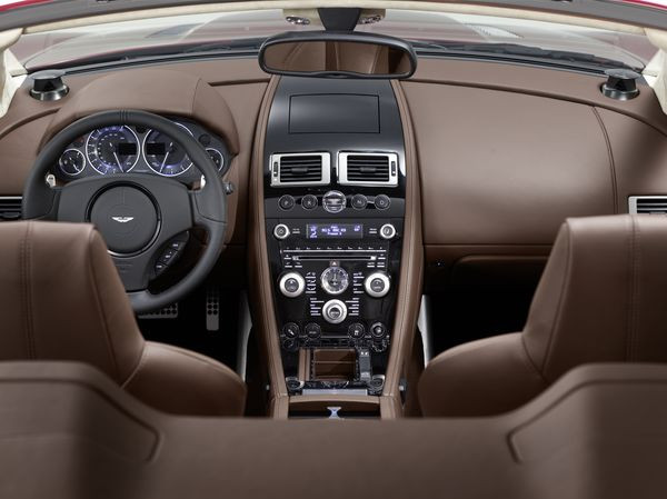 Aston Martin présente la DBS Volante à Genève
