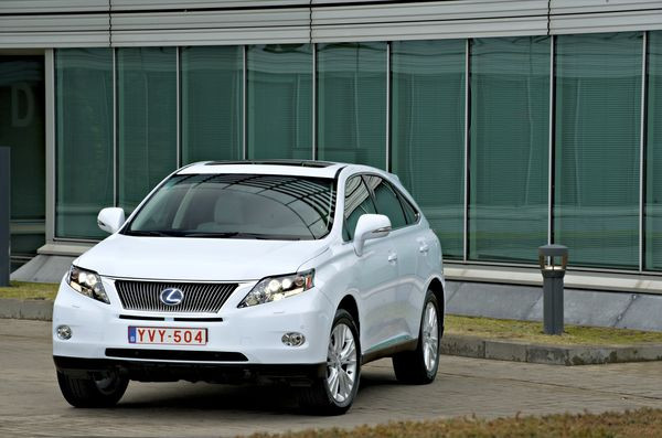 Première Européenne pour le nouveau Lexus RX450h