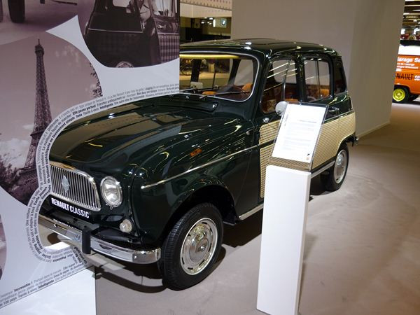 Renault célèbre les 50 ans de la 4L à Rétromobile
