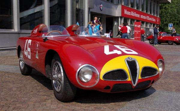 Le salon Rétromobile rend hommage à Juan Manuel Fangio et à ses bolides
