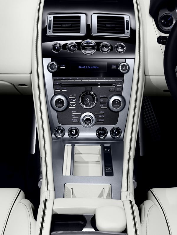 Aston Martin dévoile sa nouvelle Virage à Genève