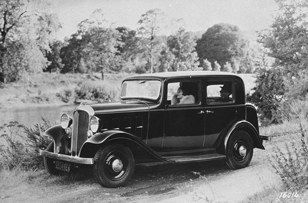 Citroën célèbre les 80 ans de la Rosalie à Rétromobile