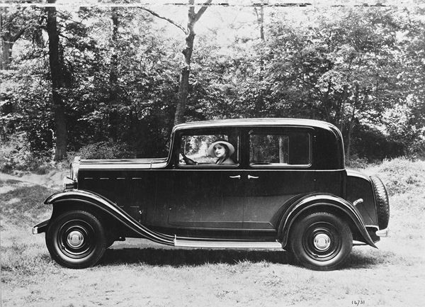 Citroën célèbre les 80 ans de la Rosalie à Rétromobile