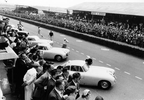 Mercedes célèbre les 60 ans de la SL à Rétromobile
