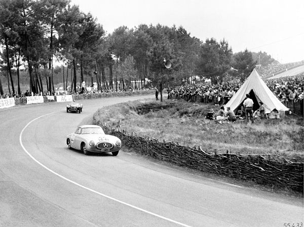Mercedes célèbre les 60 ans de la SL à Rétromobile