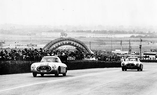 Mercedes célèbre les 60 ans de la SL à Rétromobile