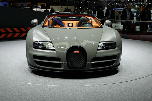 La Bugatti Veyron Grand Sport Vitesse affiche une vitesse de pointe de 410 km/h
