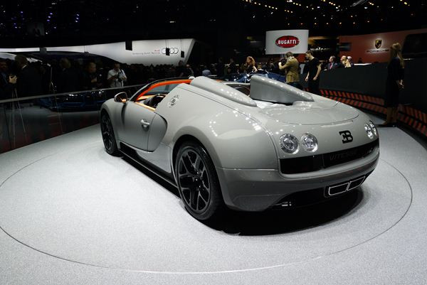 La Bugatti Veyron Grand Sport Vitesse affiche une vitesse de pointe de 410 km/h