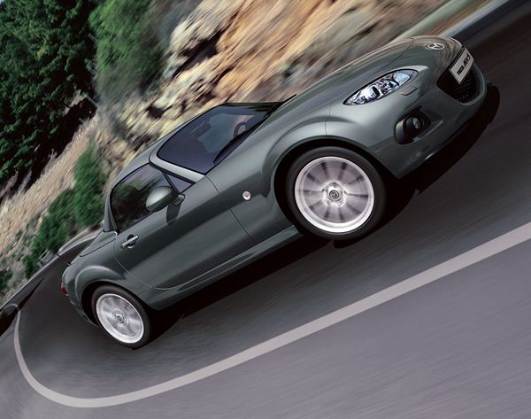 Le roadster sportif Mazda MX-5 s'offre un restyling