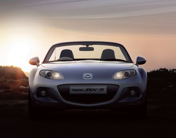 Le roadster sportif Mazda MX-5 s'offre un restyling