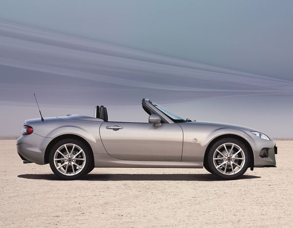 Le roadster sportif Mazda MX-5 s'offre un restyling